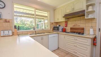 Een koelkast, een magnetron, een oven, een kookplaat