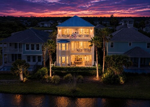 Cinnamon Beach House Private Heated Pool & Spa Home!