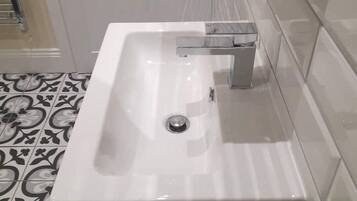 Hårtørrer, håndklæder, Sæbe, Toiletpapir