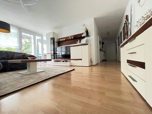 Smart TV, table tennis, books, stereo - Zentrumsnahe Ferienwohnung am Fuße der Burgruine Hohenneuffen (Neuffen)