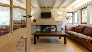 Een televisie, een open haard, een tafeltennistafel en boeken