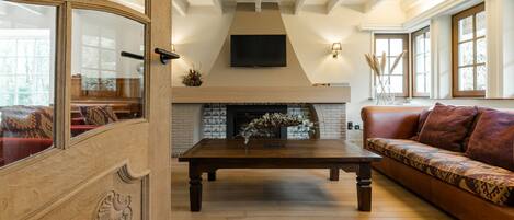 TV, fireplace, ping pong, books