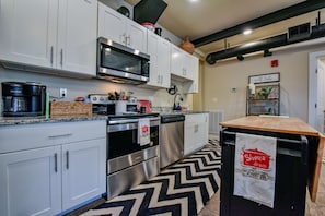 Frigorifero, microonde, forno, piano cottura