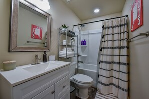Combined shower/bathtub, hair dryer, towels