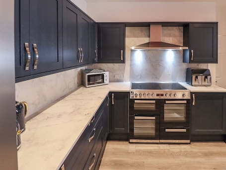 Refrigerador, lavavajillas, tetera/pava eléctrica, tostadora