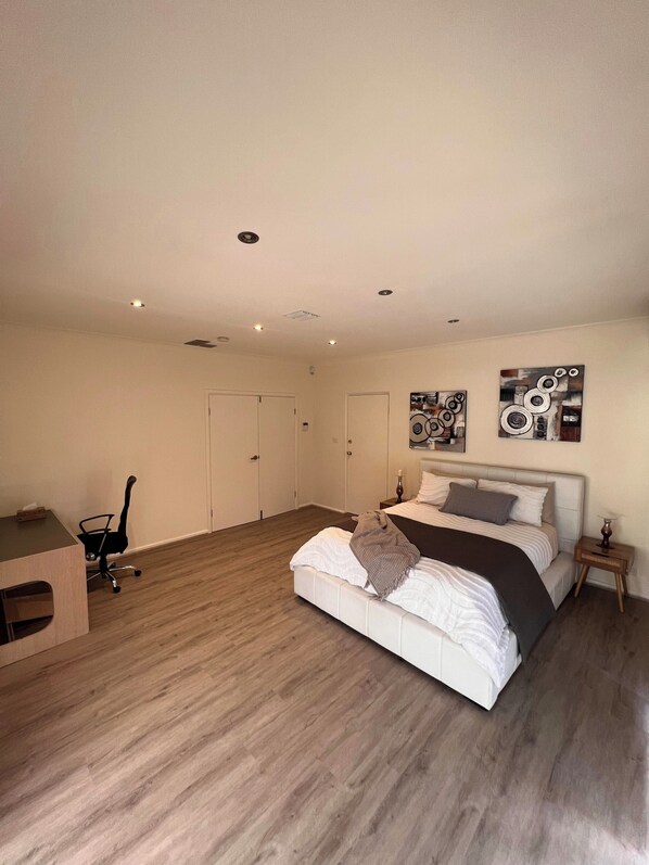 4 bedrooms, iron/ironing board, WiFi, bed sheets