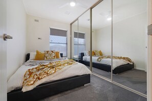 4 bedrooms, iron/ironing board, WiFi, bed sheets - West Beach House Close to the beach, close to the Airport, Close to the City (West Beach)