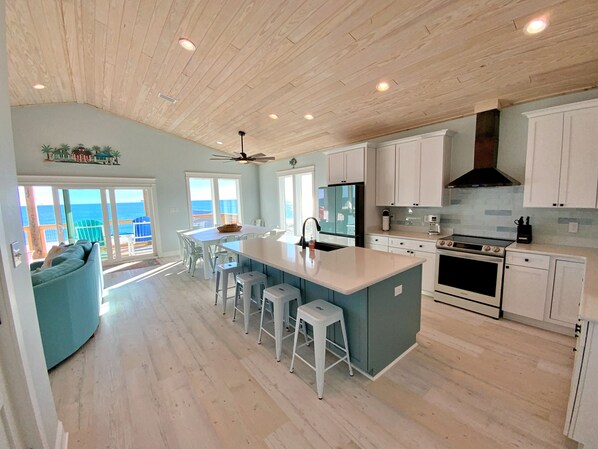 ثلاجة، ميكروويف، فرن، موقد طهي مسطح