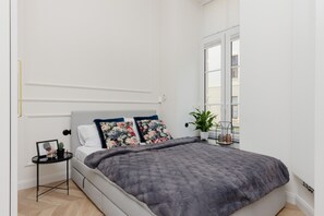 Free WiFi, bed sheets - Studio Piotrkowska 37 by Renters (Lodz)