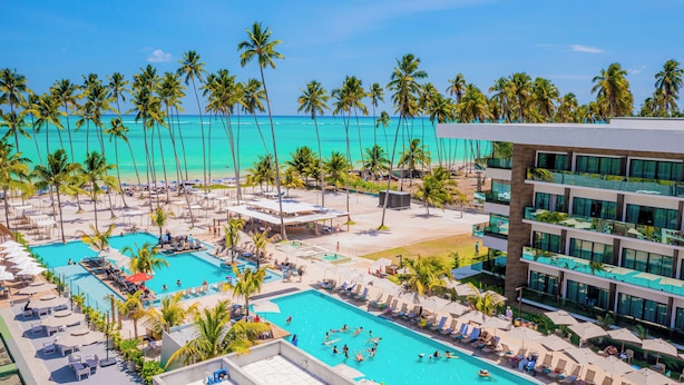 A resort with multiple swimming pools, palm trees, and a beach. - Maceió Mar Resort All Inclusive (Maceió)