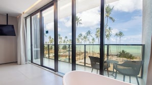 A balcony with a view of the beach and palm trees. - Maceió Mar Resort All Inclusive (Maceió)