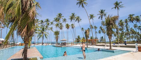 2 piscinas internas, funciona das 9h às 20h, guarda-sóis