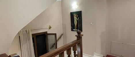 Roupas de cama premium, cofres nos quartos, escrivaninha