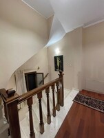 Roupas de cama premium, cofres nos quartos, escrivaninha