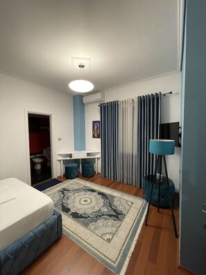 Chambre Double Économique, 1 lit double, non-fumeurs, vue ville | Literie de qualité supérieure, coffres-forts dans les chambres, bureau