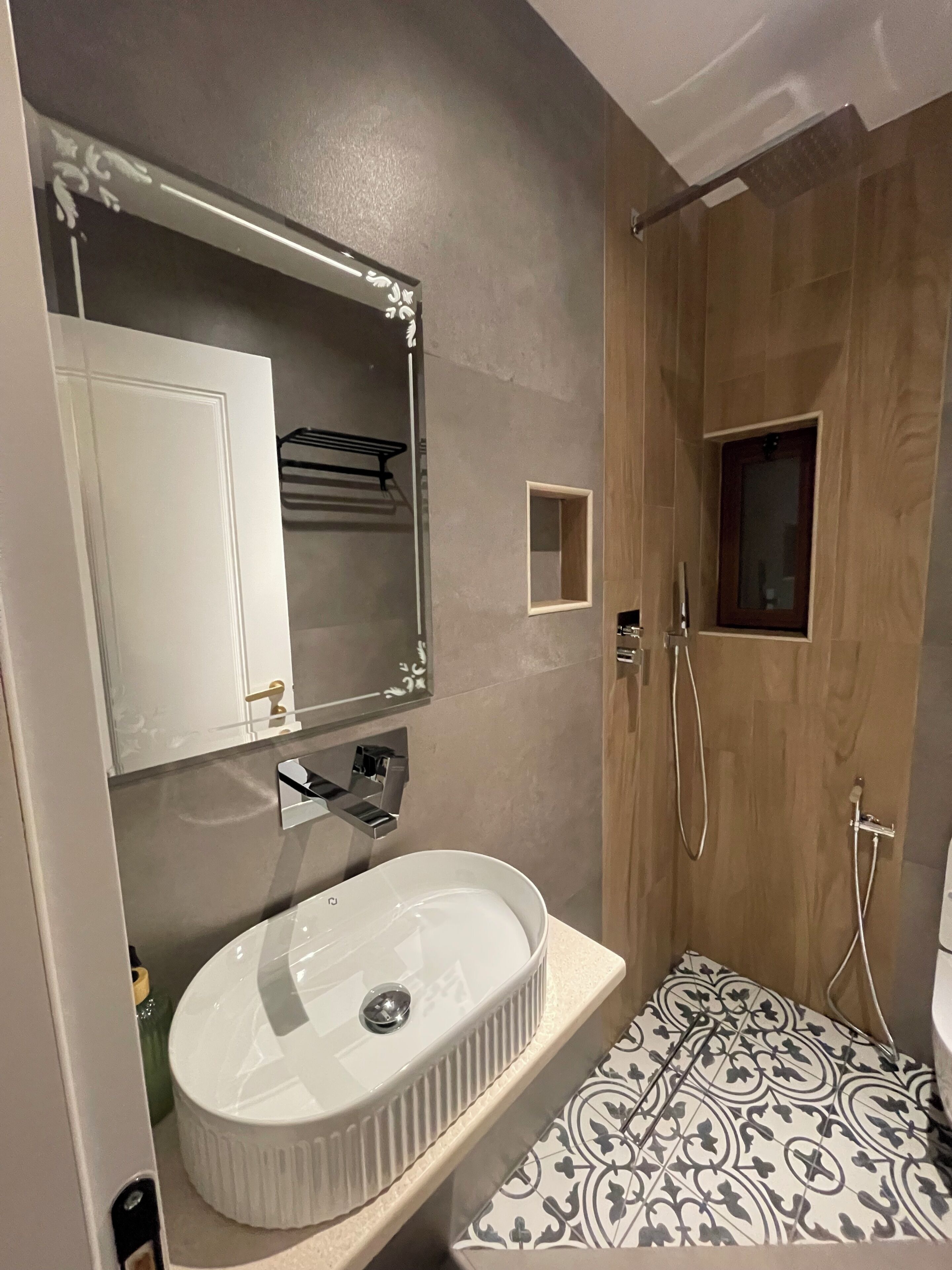 Chambre Double Deluxe, 1 très grand lit | Literie de qualité supérieure, coffres-forts dans les chambres, bureau