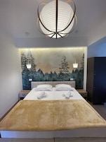 Deluxe Double Room, 1 King Bed | Premium bedding, in-room safe, desk, soundproofing