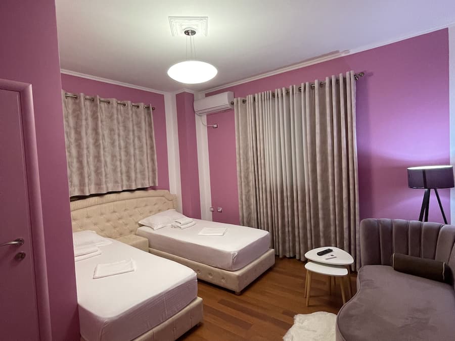 Ropa de cama de alta calidad y caja de seguridad en la habitación