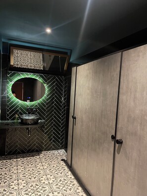 Family Room | Bathroom | Free toiletries, hair dryer, slippers, bidet - Bora Hotel (Gjirokastër)