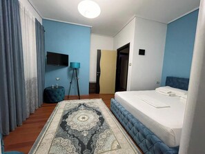 Roupas de cama premium, cofres nos quartos, escrivaninha