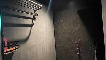 Chambre Familiale | Salle de bain | Articles de toilette gratuits, sèche-cheveux, chaussons