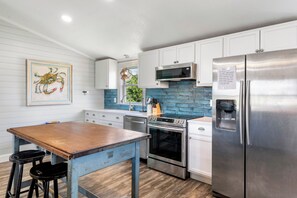 ثلاجة، ميكروويف، فرن، موقد طهي مسطح