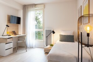 Standard Studio | Desk, laptop workspace, iron/ironing board, free WiFi - Apparteo Montpellier (Montpellier)