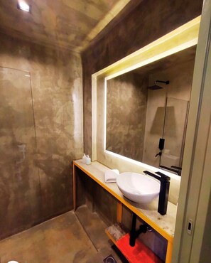 Klassieke eenpersoonskamer | Badkamer | Een douche, een regendouche,  milieuvriendelijk toiletgerief, handdoeken