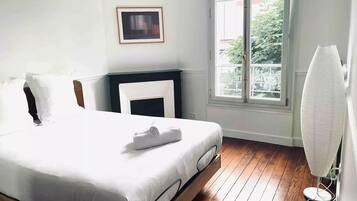 6 slaapkamers, een strijkplank/strijkijzer, reisbedje, gratis wifi