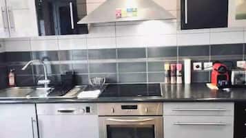 Een koelkast, een microgolfoven, een oven, een kookplaat