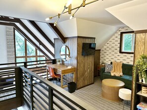 Smart TV, chimenea, libros y biblioteca musical