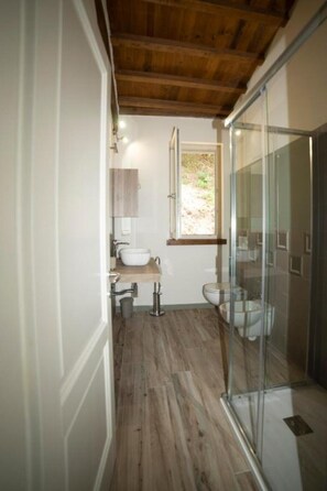 Bathroom - 2 Bedroom Apartment in San Marcello Piteglio (San Marcello Piteglio)