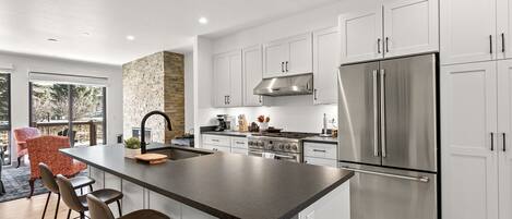 Micro-ondes, plaque de cuisson, lave-vaisselle, cafetière/bouilloire