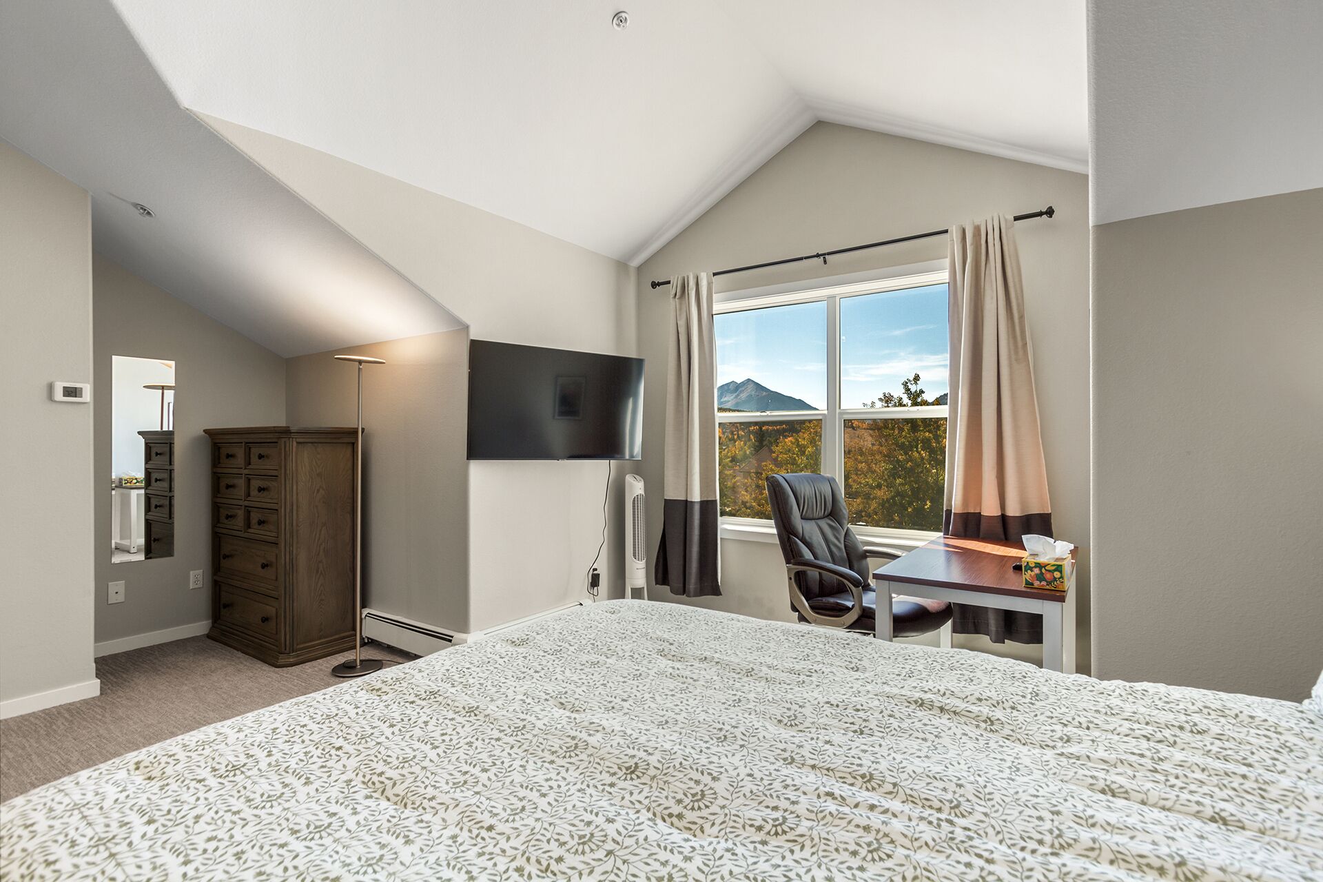 2 bedrooms, desk, Internet, bed sheets