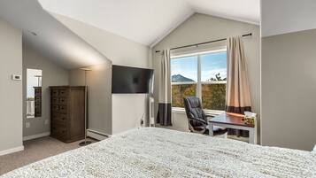 2 bedrooms, desk, Internet, bed sheets