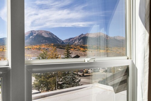 Cozy 1BR  getaway, walking distance to Dillon Lake!