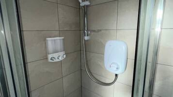 Handtücher, Seife, Shampoo, Toilettenpapier