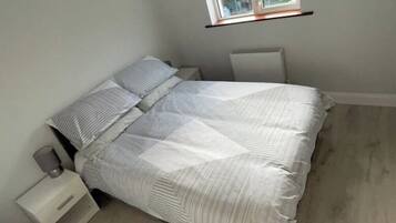 3 dormitorios, tabla de planchar con plancha, cuna de viaje