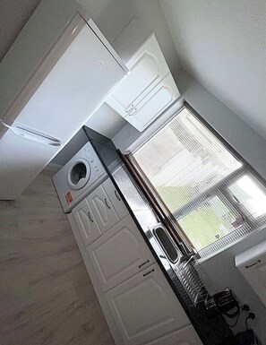 Fridge, microwave, oven, stovetop - Avondale Lodge (Sligo)