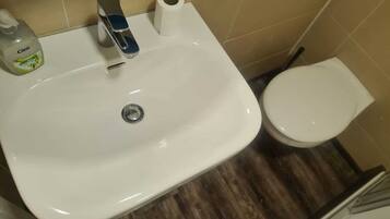 Handtücher, Seife, Shampoo, Toilettenpapier