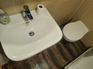 Handtücher, Seife, Shampoo, Toilettenpapier