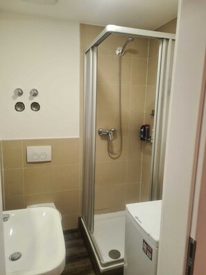 Handtücher, Seife, Shampoo, Toilettenpapier