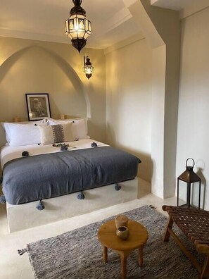 6 bedrooms, iron/ironing board, travel cot, WiFi