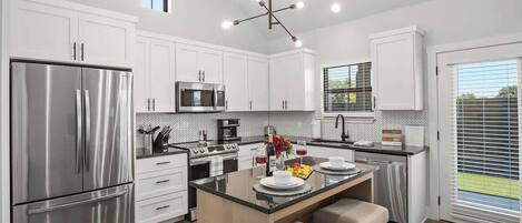 Réfrigérateur, micro-ondes, four, plaque de cuisson