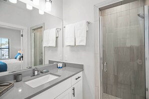Douche, sèche-cheveux, serviettes fournies, savon