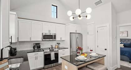 Fred's Joint: Hot-tub, Pet Friendly, Close to Main