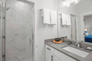 Douche, sèche-cheveux, serviettes fournies, savon