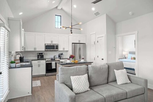 Ricky's Roost: Hot-Tub, Pet Friendly, Blks to Main