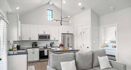 Ricky's Roost: Hot-Tub, Pet Friendly, Blks to Main