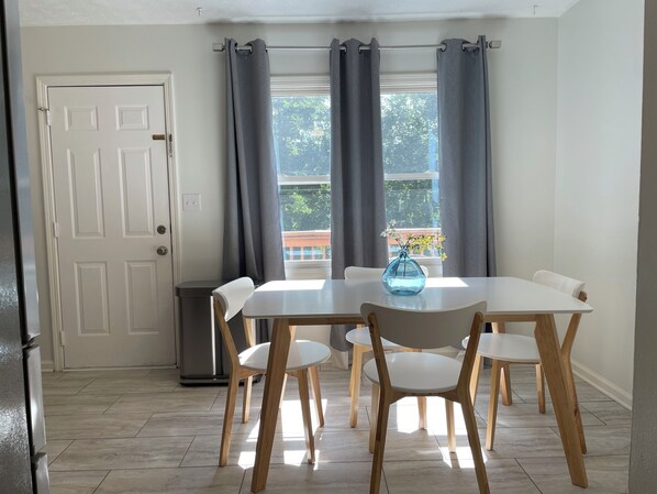 Dining - Quiet mountain retreat convenient to hiking and Asheville (Weaverville)